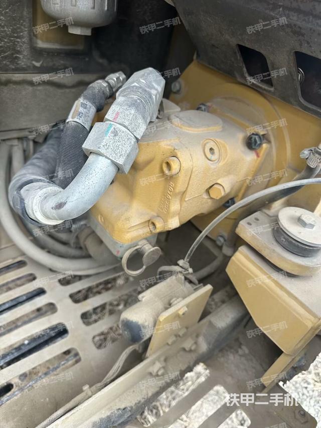 液壓泵艙室正面整體(整機外觀) 液壓泵艙室正面整體(整機外觀)