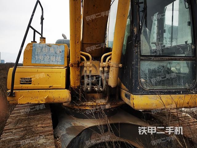 駕駛室頂部(整機(jī)外觀) 駕駛室頂部(整機(jī)外觀)