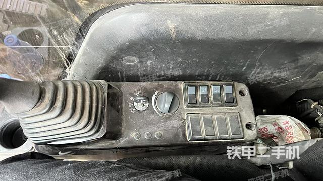 座椅右側(cè)控制臺(tái)/鑰匙門(mén)/油門(mén)/含右手柄(駕駛室部分) 座椅右側(cè)控制臺(tái)/鑰匙門(mén)/油門(mén)/含右手柄(駕駛室部分)