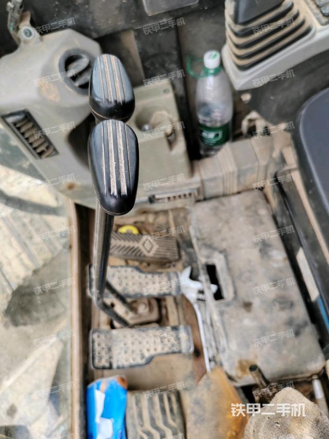 座椅右側(cè)控制臺(tái)/鑰匙門/油門/含右手柄(駕駛室部分) 座椅右側(cè)控制臺(tái)/鑰匙門/油門/含右手柄(駕駛室部分)