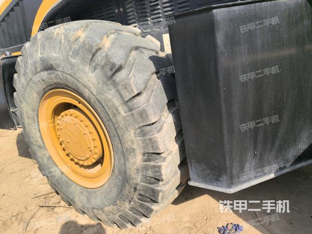 后輪左側(cè)全景（壓路機(jī)前后車架）