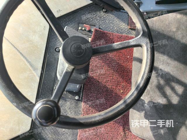 操作臺全景（壓路機(jī)駕駛室）