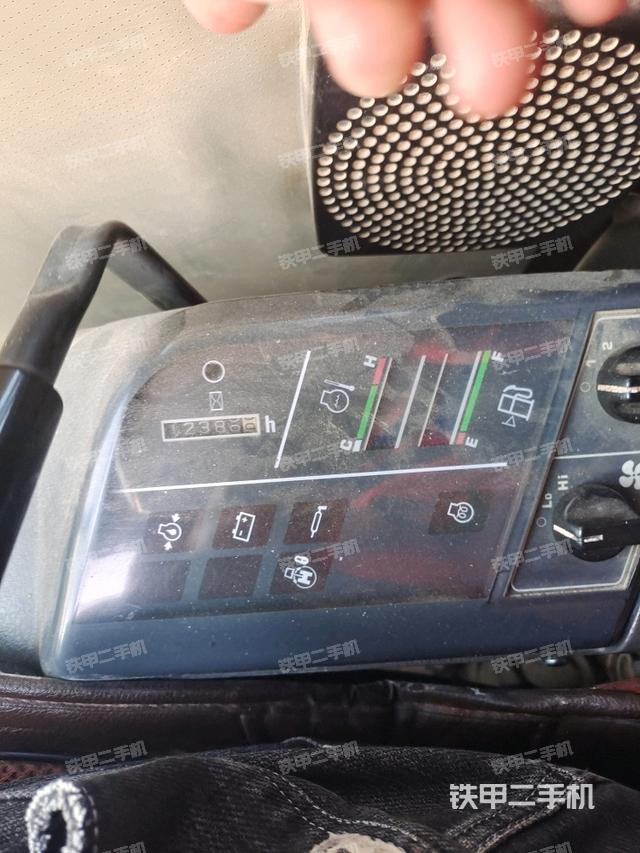 行走控制手柄和踏板?俯拍（駕駛室部分）