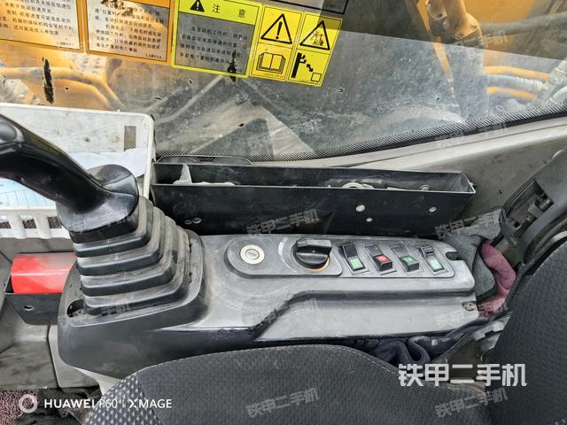 座椅右側(cè)控制臺(tái)/鑰匙門(mén)/油門(mén)/含右手柄（駕駛室部分）