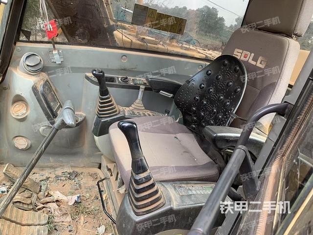 駕駛室整體(整機(jī)外觀) 駕駛室整體(整機(jī)外觀)