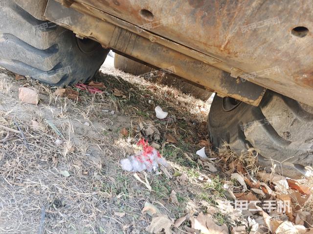 前輪右側(cè)減震塊連接及部件（壓路機(jī)前后車架）