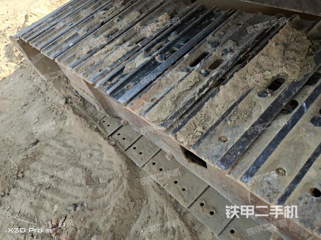 單側(cè)履帶整體(整機(jī)外觀) 單側(cè)履帶整體(整機(jī)外觀)