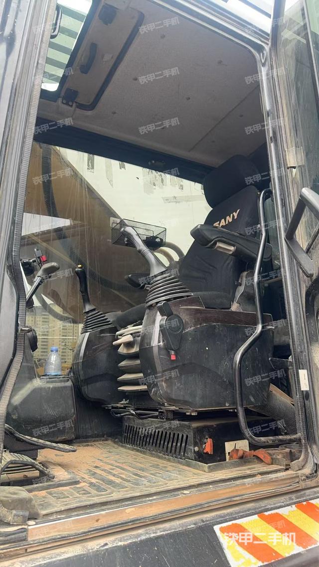 駕駛室整體(整機(jī)外觀) 駕駛室整體(整機(jī)外觀)