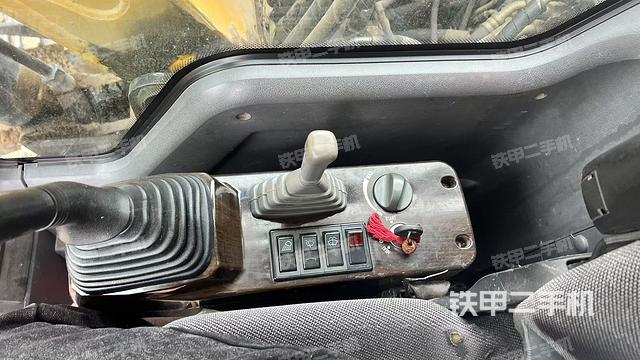 座椅右側控制臺/鑰匙門/油門/含右手柄（駕駛室部分）