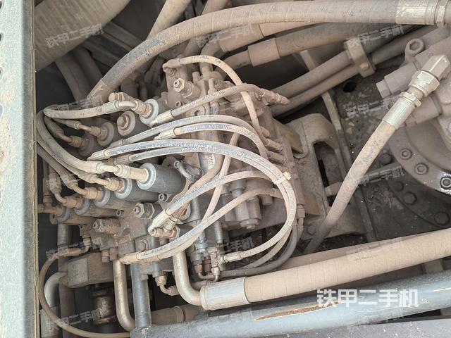 回转马达和主控阀（整机外观）