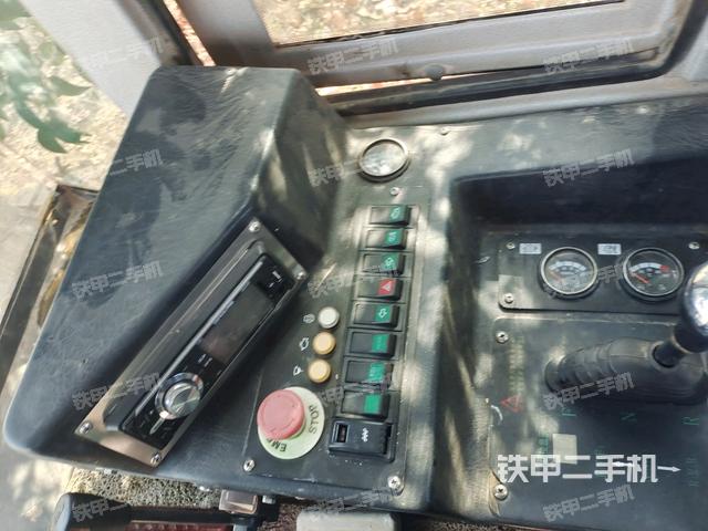 操作臺(tái)全景（壓路機(jī)駕駛室）