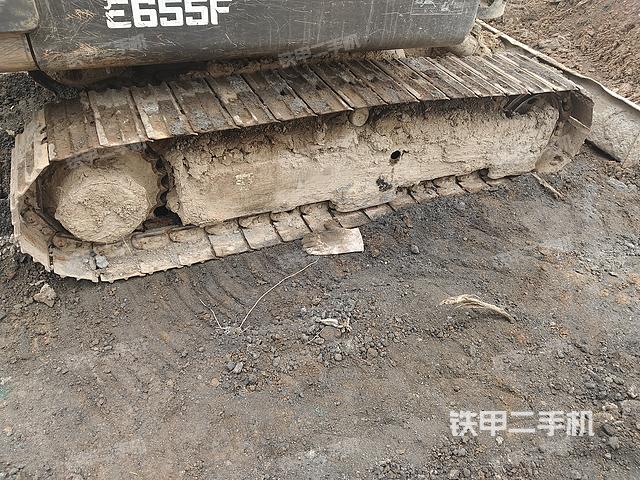 單側(cè)履帶整體(整機(jī)外觀) 單側(cè)履帶整體(整機(jī)外觀)