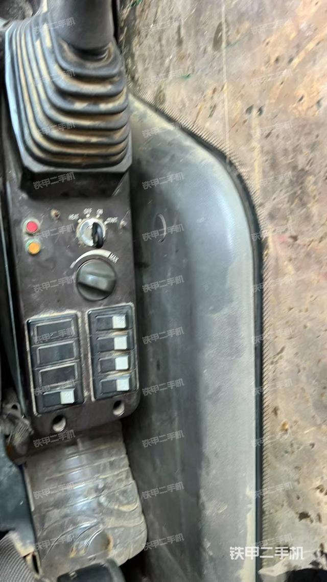 座椅右側(cè)控制臺/鑰匙門/油門/含右手柄（駕駛室部分）