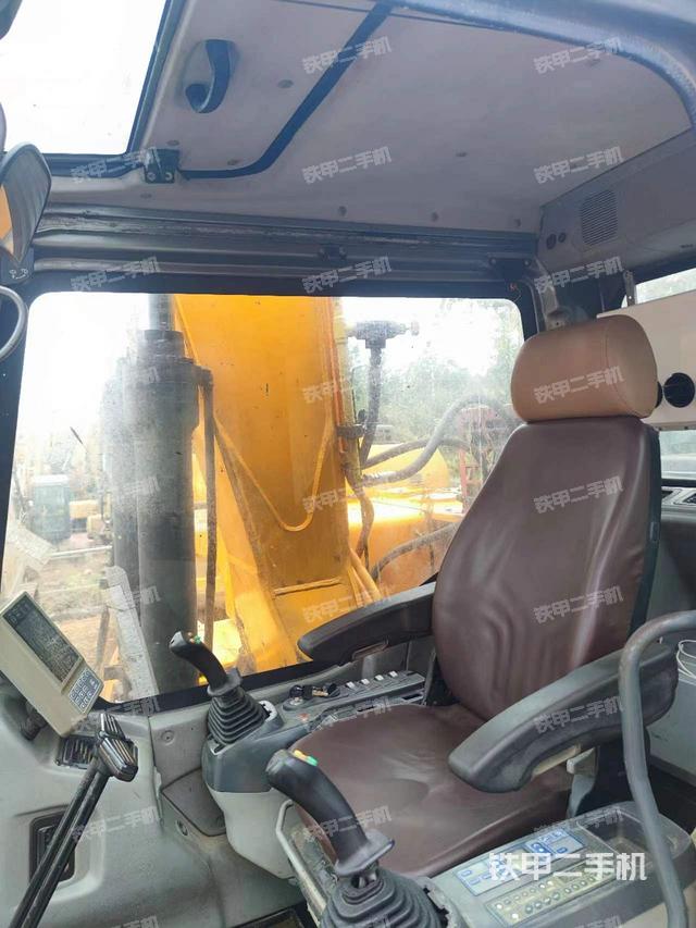 駕駛室整體(整機(jī)外觀) 駕駛室整體(整機(jī)外觀)