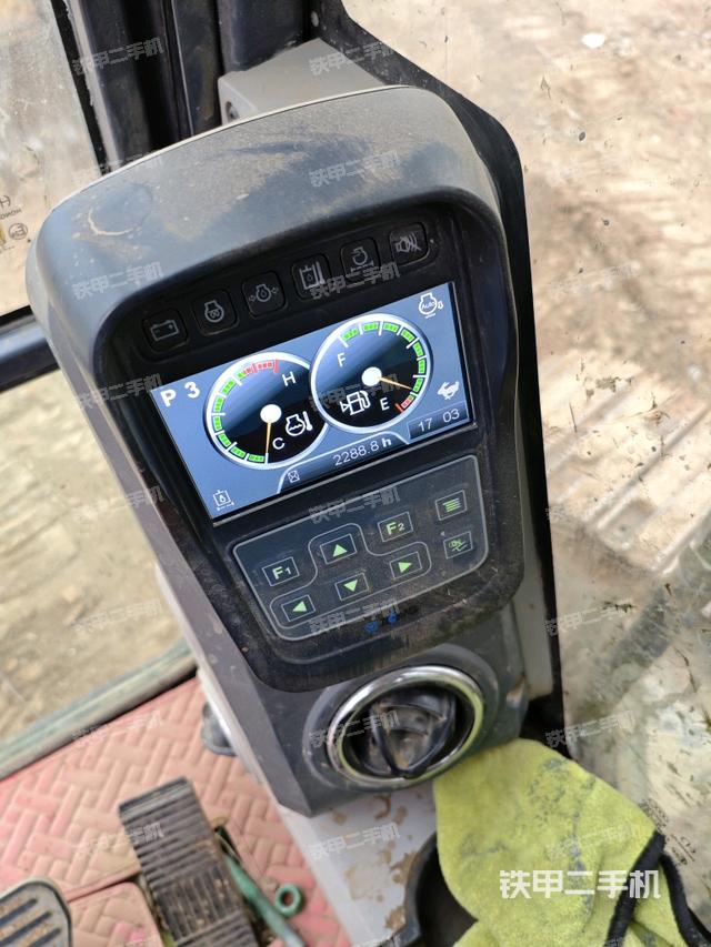 駕駛室整體(整機(jī)外觀) 駕駛室整體(整機(jī)外觀)