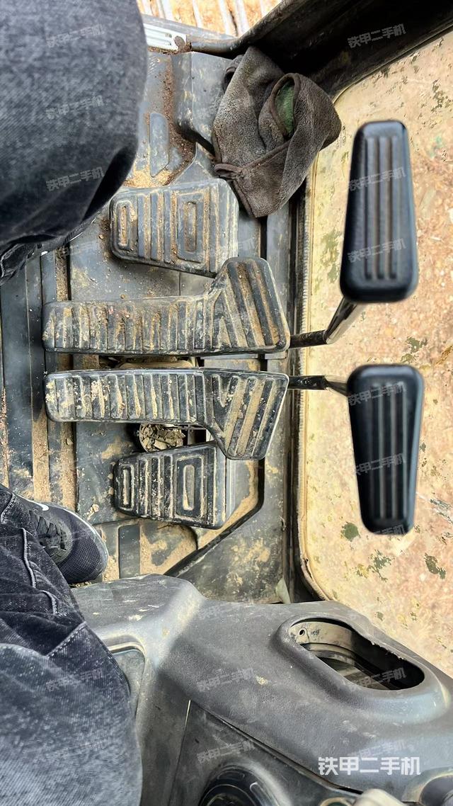 行走控制手柄和踏板?俯拍（駕駛室部分）