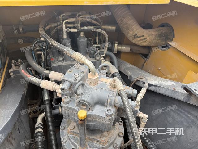 回轉(zhuǎn)馬達(dá)和主控閥(整機(jī)外觀) 回轉(zhuǎn)馬達(dá)和主控閥(整機(jī)外觀)