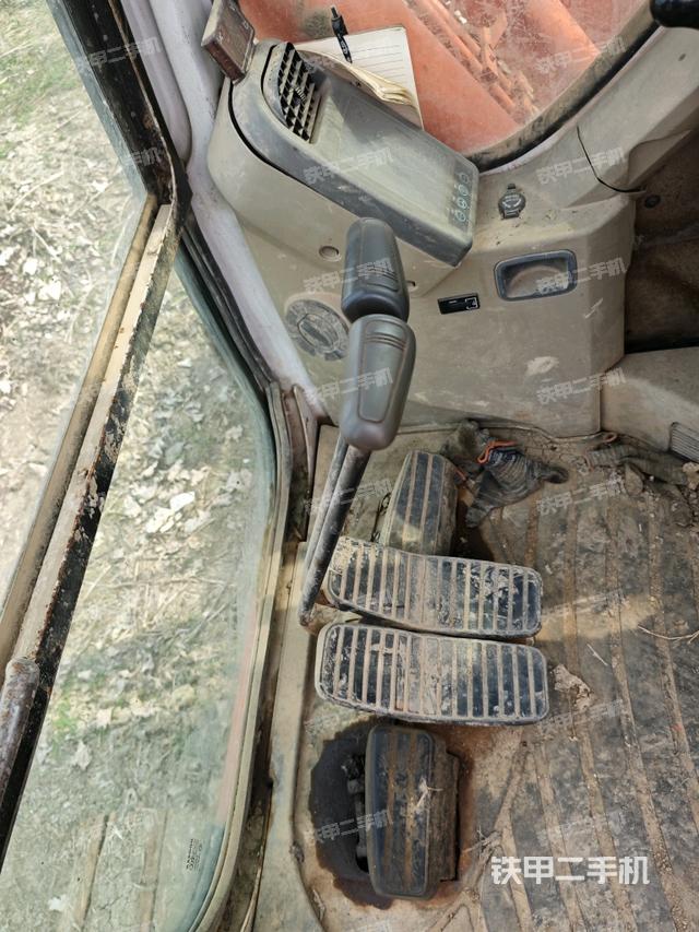 行走控制手柄和踏板?俯拍（駕駛室部分）