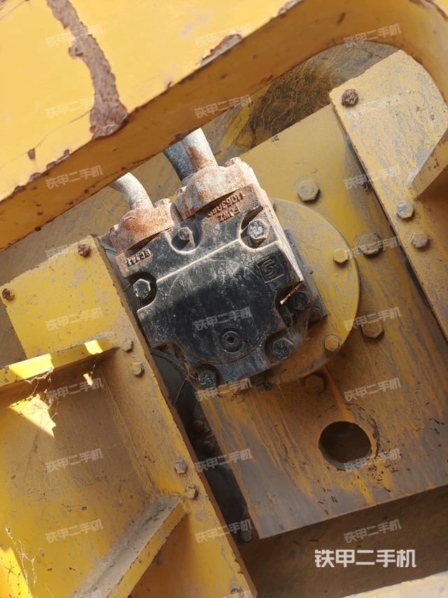 前車架正右側（壓路機前后車架）