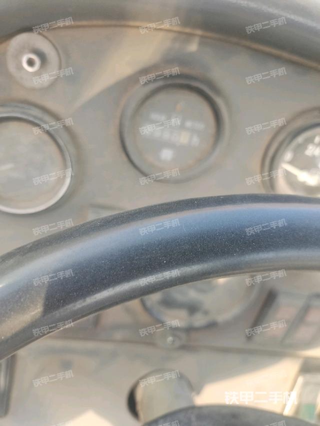 操作臺(tái)全景（壓路機(jī)駕駛室）