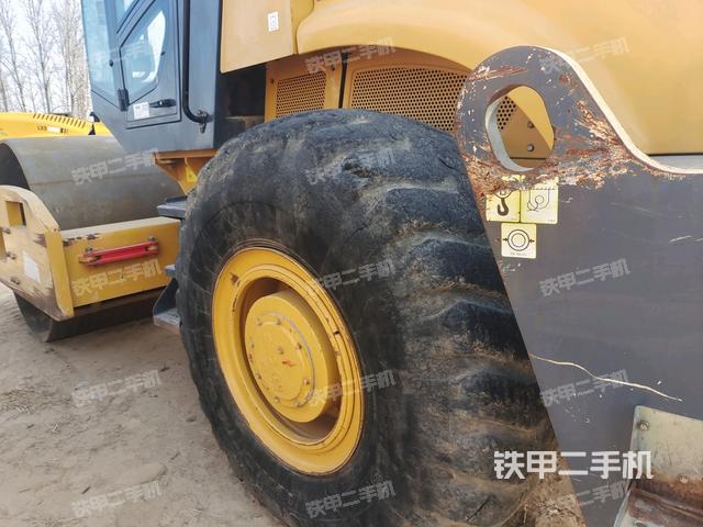 前輪左側(cè)減震塊連接及部件（壓路機(jī)前后車架）