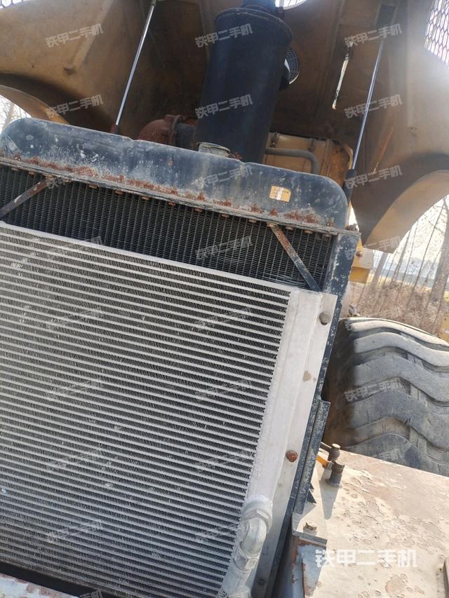 發(fā)動機右側全景（壓路機發(fā)動機艙）