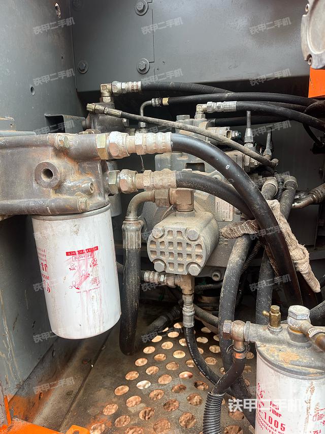 液压泵舱室正面整体（整机外观）