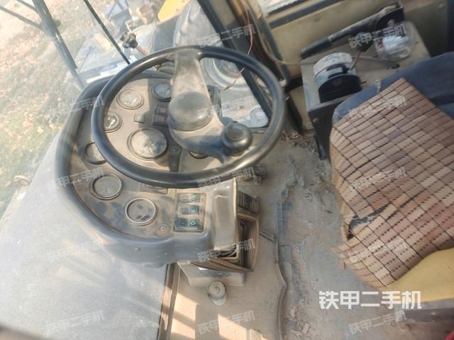 駕駛室頂蓬內(nèi)（壓路機(jī)駕駛室）