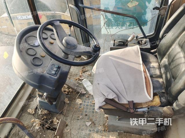 駕駛室內座椅、儀表操作手柄全景（壓路機駕駛室）