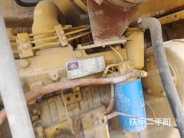 發(fā)動機左側全景（壓路機發(fā)動機艙）