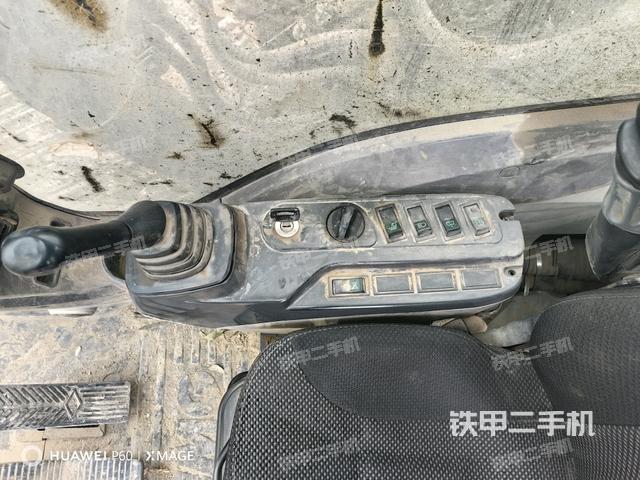 座椅右側(cè)控制臺(tái)/鑰匙門(mén)/油門(mén)/含右手柄(駕駛室部分) 座椅右側(cè)控制臺(tái)/鑰匙門(mén)/油門(mén)/含右手柄(駕駛室部分)