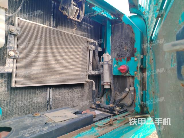 散熱器正面(大件艙室) 散熱器正面(大件艙室)