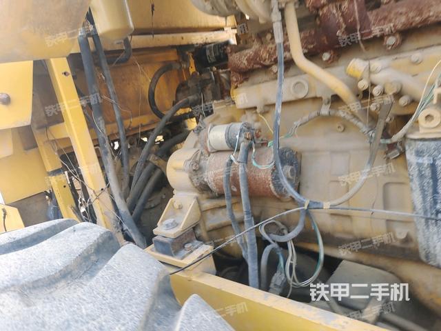 分動箱或變速箱（壓路機發(fā)動機艙）