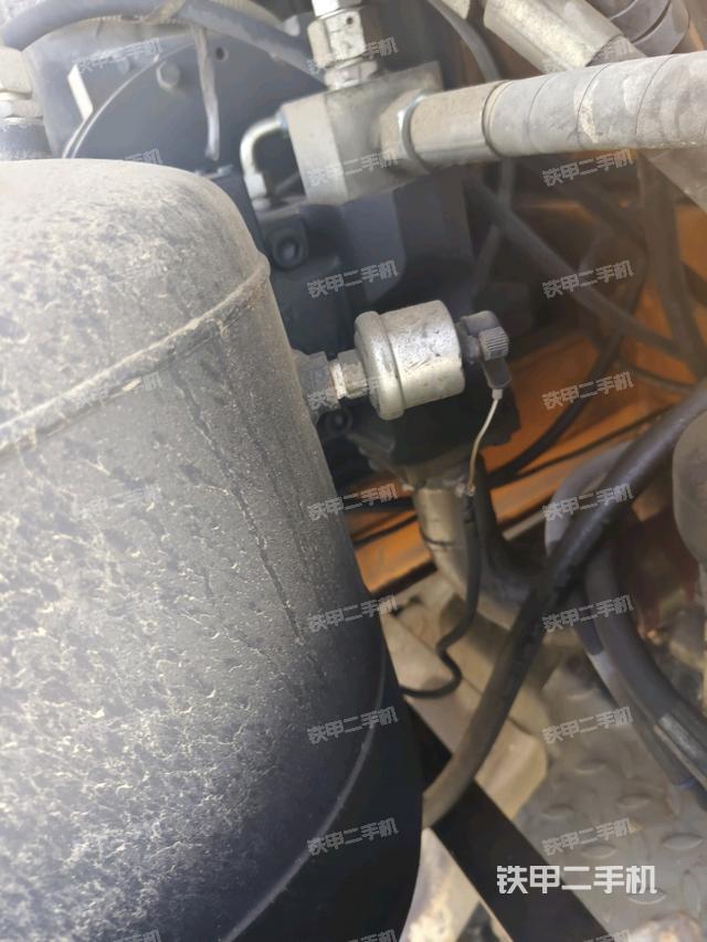液壓泵艙室正面整體(整機外觀) 液壓泵艙室正面整體(整機外觀)