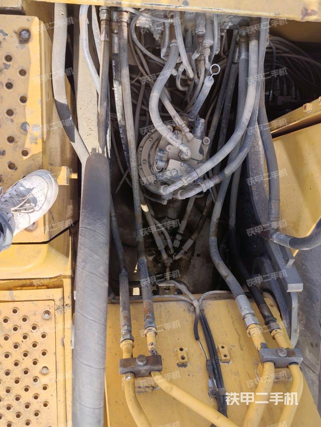 回轉(zhuǎn)馬達(dá)和主控閥（整機(jī)外觀）