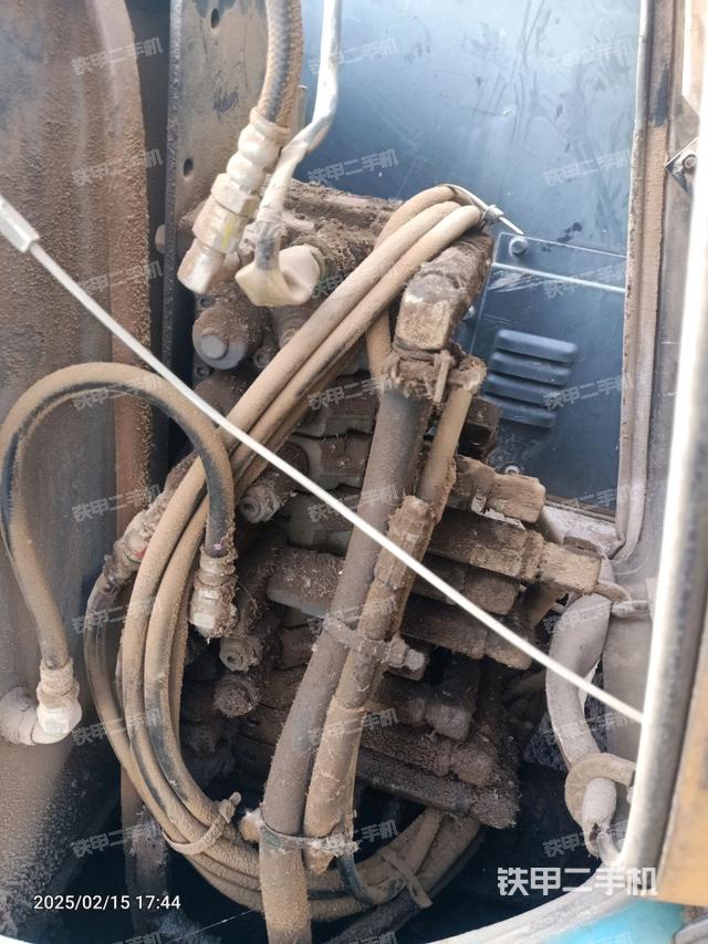 回轉(zhuǎn)馬達(dá)和主控閥（整機(jī)外觀）