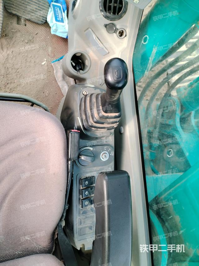 座椅右側(cè)控制臺(tái)/鑰匙門(mén)/油門(mén)/含右手柄(駕駛室部分) 座椅右側(cè)控制臺(tái)/鑰匙門(mén)/油門(mén)/含右手柄(駕駛室部分)