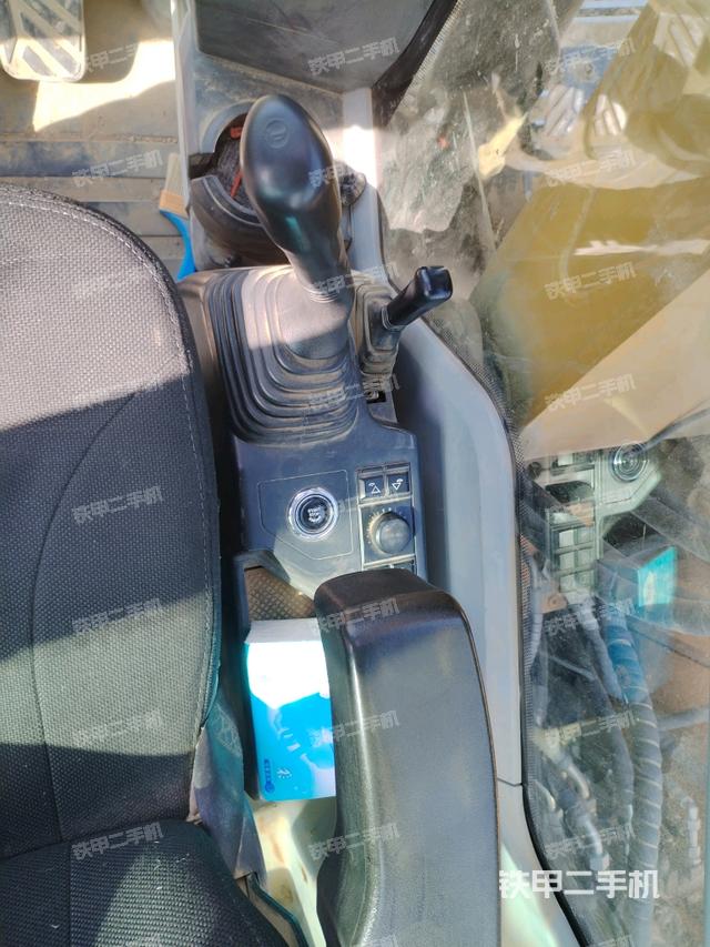 座椅右側(cè)控制臺(tái)/鑰匙門/油門/含右手柄（駕駛室部分）