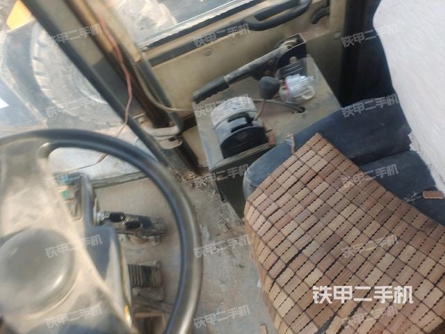 駕駛室側(cè)向上照全景（壓路機(jī)駕駛室）