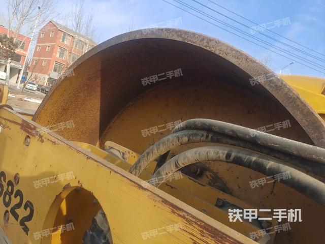 前輪右側(cè)減震塊連接及部件（壓路機(jī)前后車架）