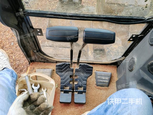 行走控制手柄和踏板?俯拍（駕駛室部分）