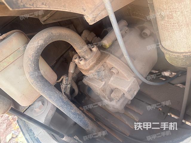 液压泵舱室正面整体（整机外观）