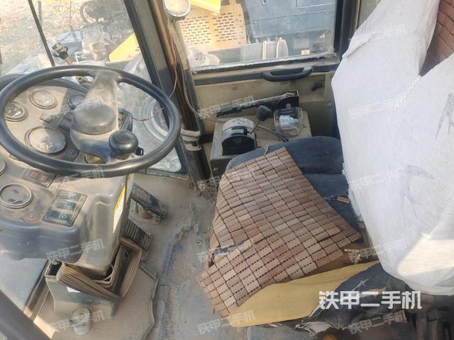 駕駛室內(nèi)座椅、儀表操作手柄全景（壓路機(jī)駕駛室）