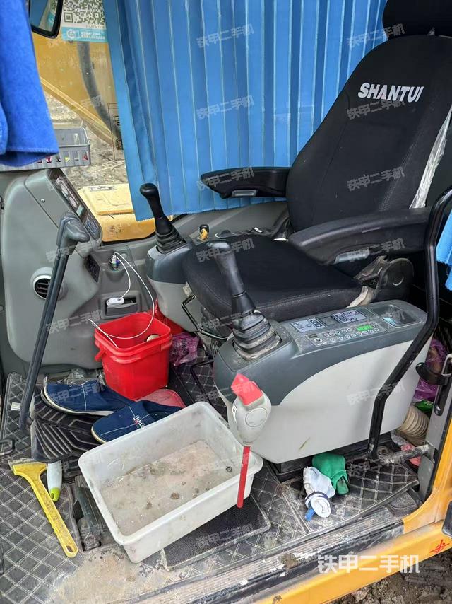 駕駛室整體(整機外觀) 駕駛室整體(整機外觀)