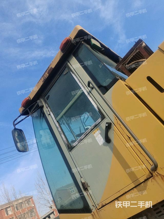 右側(cè)正面照（壓路機(jī)駕駛室）