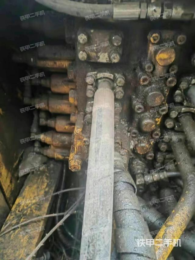 回转马达和主控阀（整机外观）