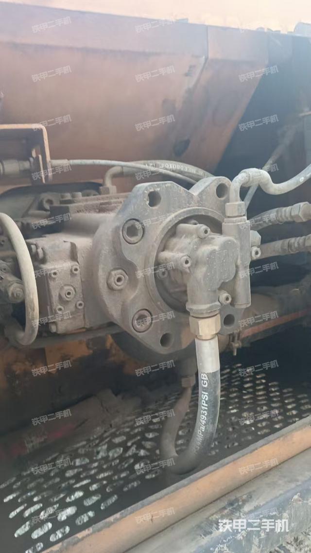 液壓泵艙室正面整體(整機(jī)外觀) 液壓泵艙室正面整體(整機(jī)外觀)