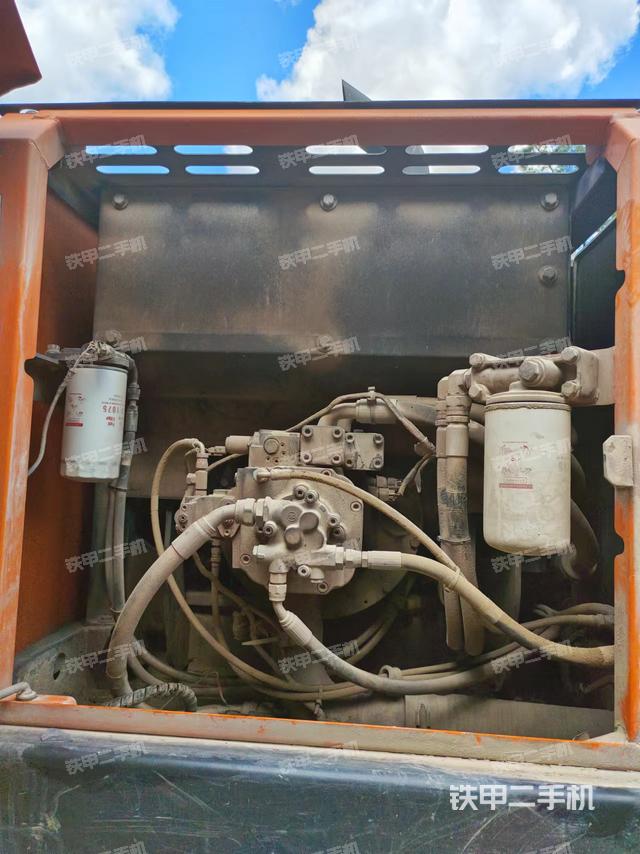 液压泵舱室正面整体（整机外观）