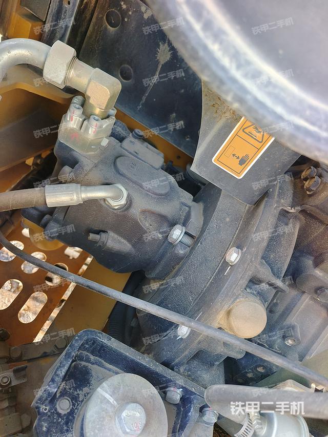 液压泵舱室正面整体(整机外观) 液压泵舱室正面整体(整机外观)