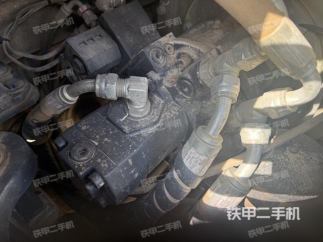 液压泵舱室正面整体（整机外观）